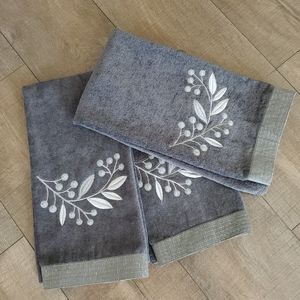 Avanti Madison Leaf Set of Three Hand Towels Grey and Silver Embroidery
